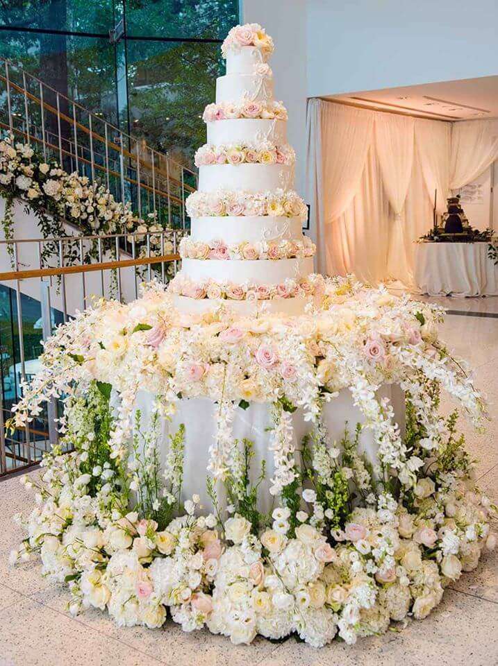 flowers-around-wedding-cakes