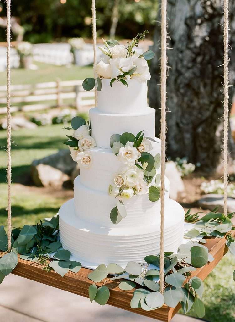 hanging-wedding-cake-trend-